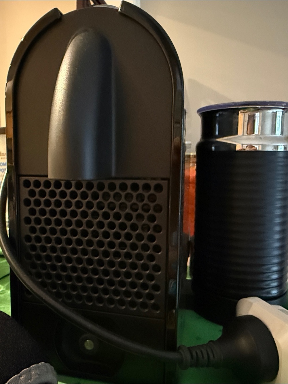 Nespresso Coffee Pod Machine with Matching Milk Frother 220v!